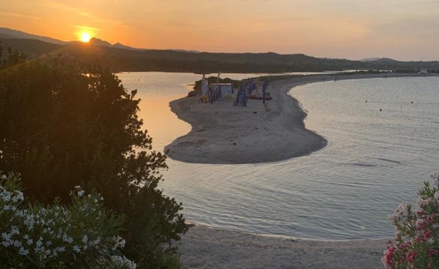 tramonto e spaggia noleggia gommoni